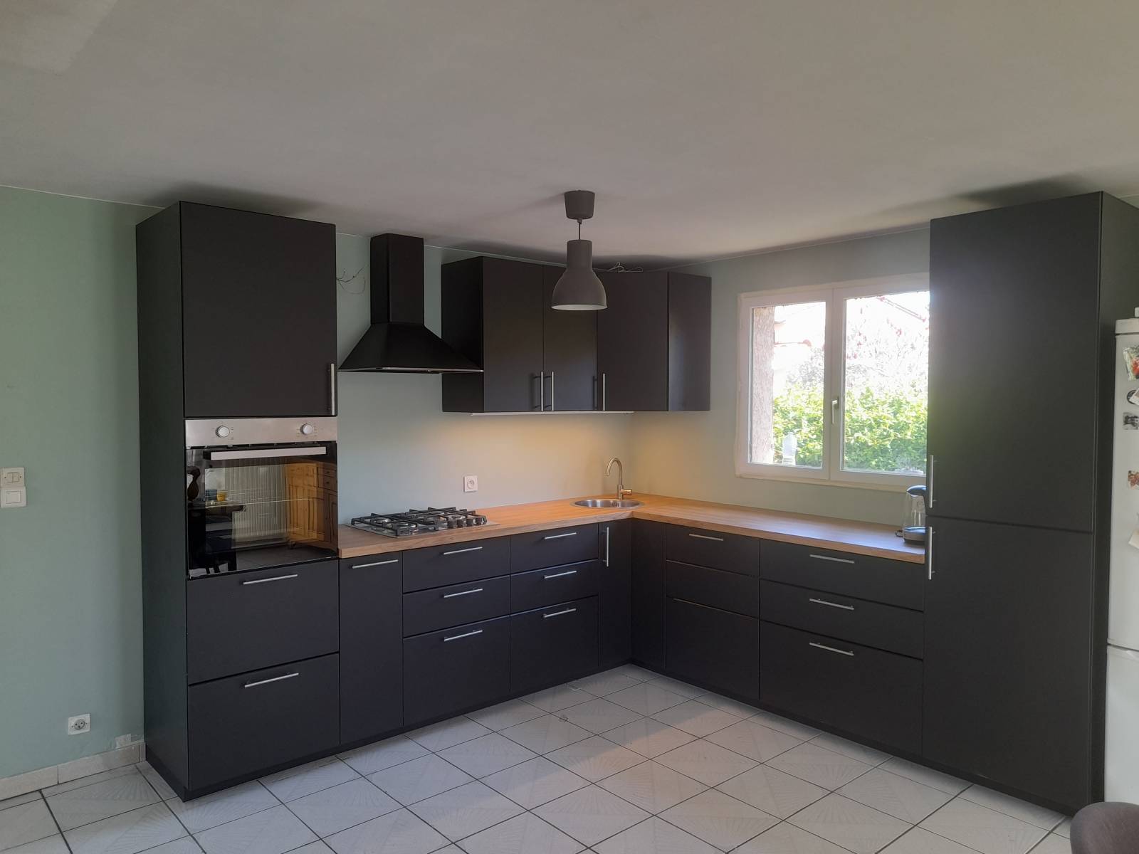 Agencement d'une cuisine équipée d'angle sur mesure à Corbas