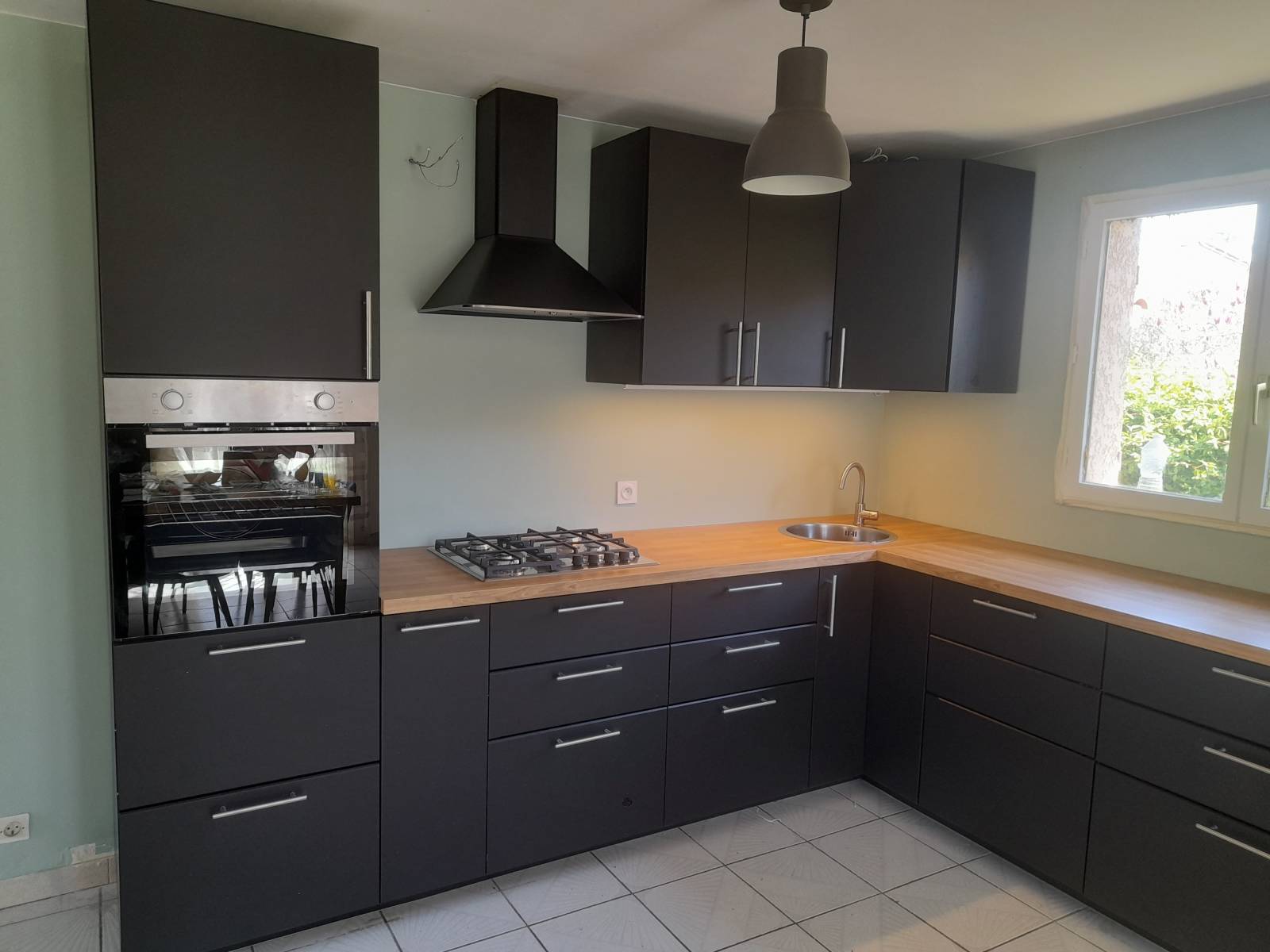 Agencement d'une cuisine équipée d'angle sur mesure à Corbas