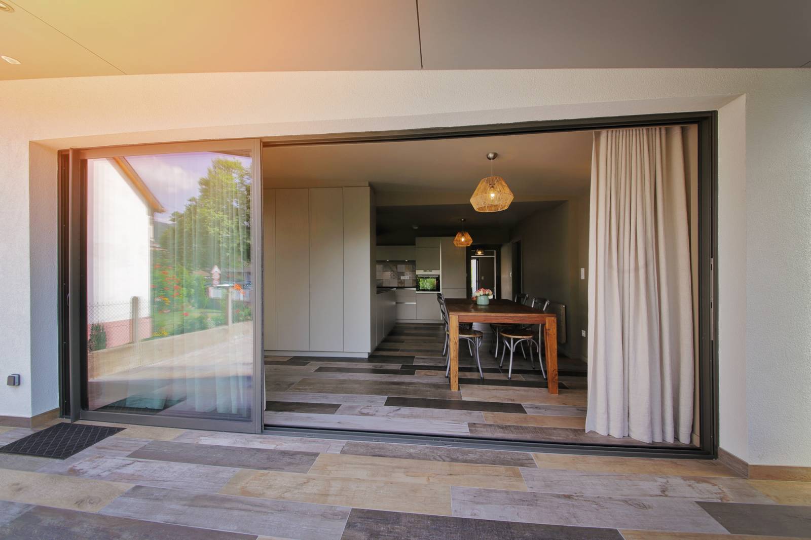Installation de baie vitrée en aluminium avec volets roulants motorisés à Sainte-Foy-lès-Lyon dans l'Ouest Lyonnais