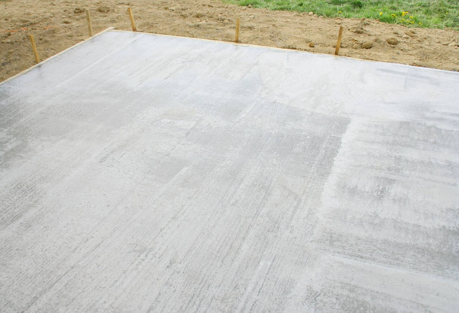 Création d'une terrasse en béton maçonnée dans un jardin à Ecully, Ouest Lyonnais