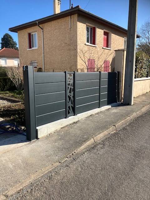 TRAVAUX DE MAÇONNERIE PRÉALABLES À LA POSE D'UNE CLÔTURE À CALUIRE