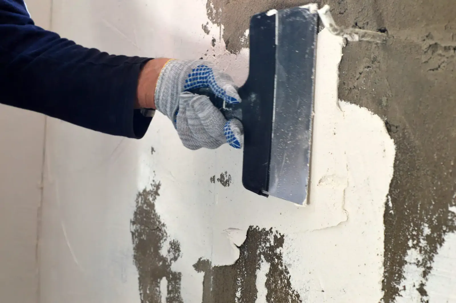 Utilisation du mortier de chaux hydraulique pour la maçonnerie à Lyon : avantages pour la respiration des murs anciens lors d'une rénovation d'appartement haussmannien.