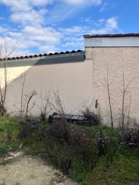 Pourquoi des fissures structurelles apparaissent-elles sur vos murs porteurs en pierre à Lyon ? Analyse technique de votre maître d'oeuvre en rénovation complète.