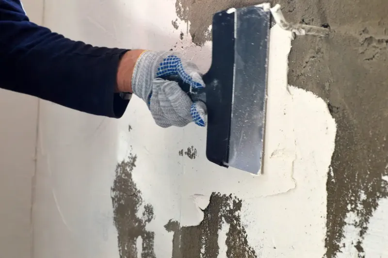 Utilisation du mortier de chaux hydraulique pour la maçonnerie à Lyon : avantages pour la respiration des murs anciens lors d'une rénovation d'appartement haussmannien.