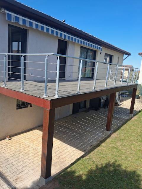 Remplacement de dalles de terrasse dans une maison individuelle située à Brindas