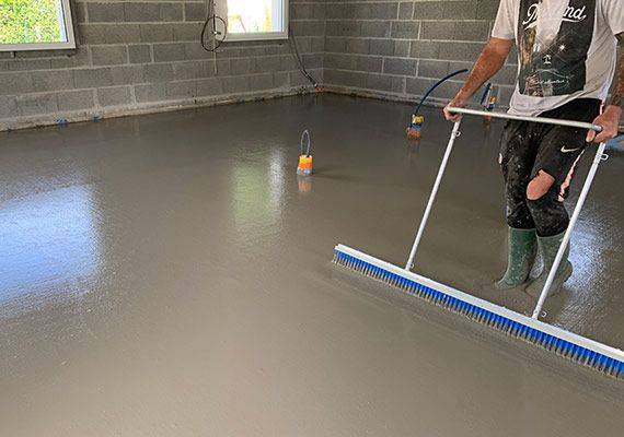 Chapes fluides pour isolation phonique d'appartement à Lyon : Épaisseur de 50mm et contraintes de poids au m2 pour une rénovation complète.