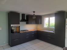 Agencement d'une cuisine équipée d'angle sur mesure à Corbas