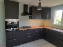 Agencement d'une cuisine équipée d'angle sur mesure à Corbas