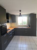 Agencement d'une cuisine équipée d'angle sur mesure à Corbas